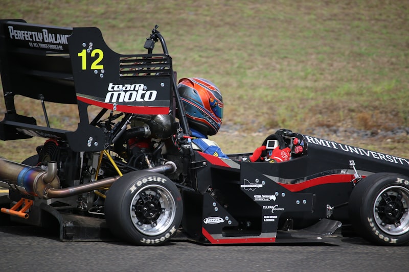 black and red f 1 race car